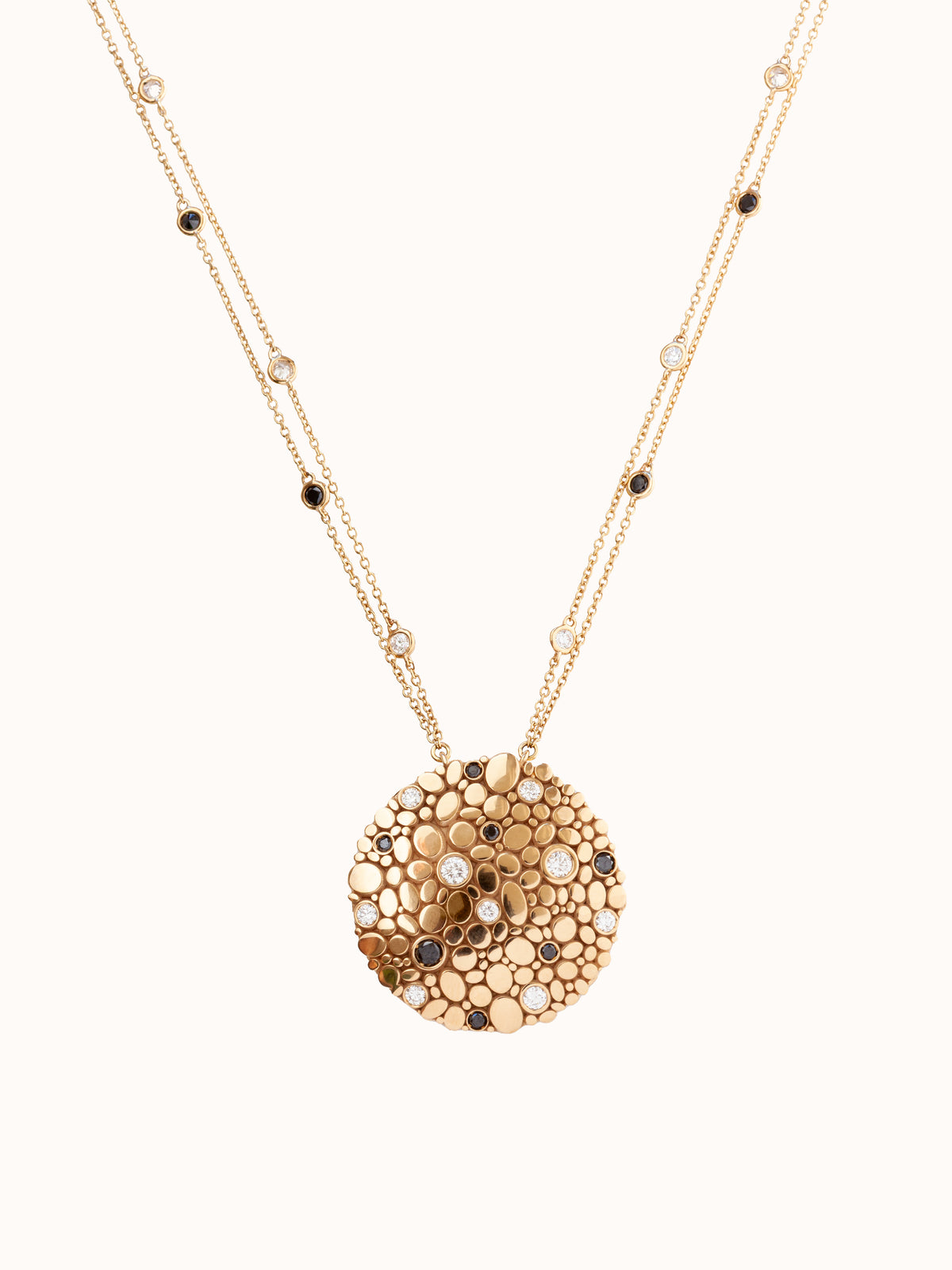 Istinto 18K yellow gold pendant with black diamonds